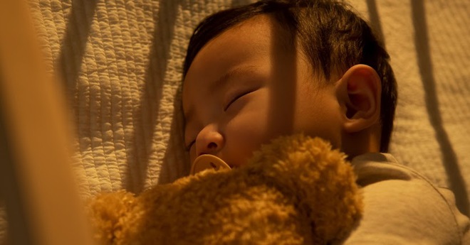 Trẻ bỏ được 2 thói quen này khi ngủ lớn lên sẽ có IQ cao vượt trội, bố mẹ nên chú ý - Ảnh 2.