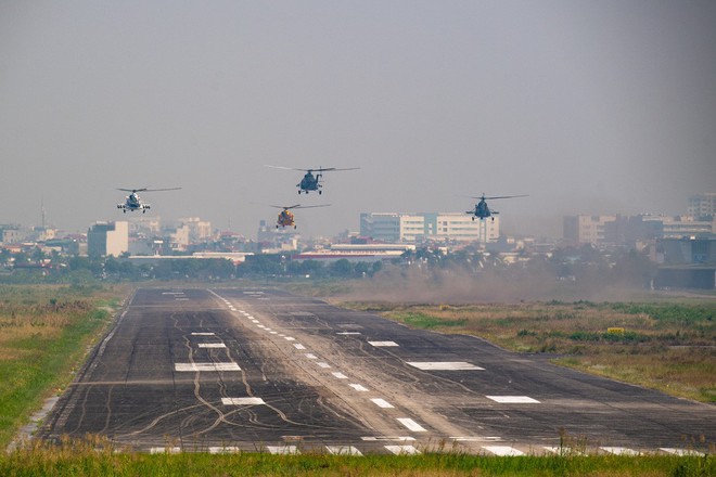 Máy bay Su-30MK2 và trực thăng phối hợp thao diễn trên bầu trời Hà Nội - Ảnh 4.