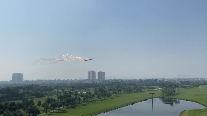 Máy bay Su-30MK2 và trực thăng phối hợp thao diễn trên bầu trời Hà Nội - Ảnh 2.