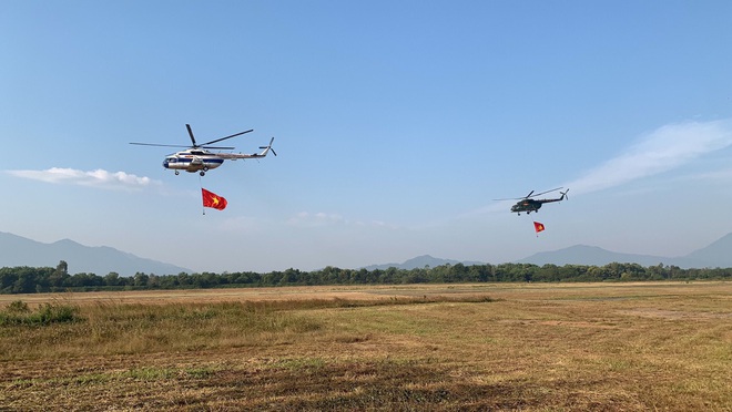 Máy bay Su-30MK2 và trực thăng phối hợp thao diễn trên bầu trời Hà Nội - Ảnh 10.