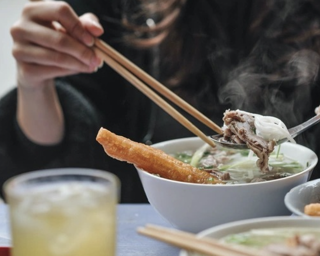 Chương tr&igrave;nh ẩm thực nổi tiếng tại H&agrave;n Quốc khẳng định phở ven đường lu&ocirc;n l&agrave; đỉnh nhất khi thưởng thức m&oacute;n ăn n&agrave;y tại vỉa h&egrave; - Ảnh 1.