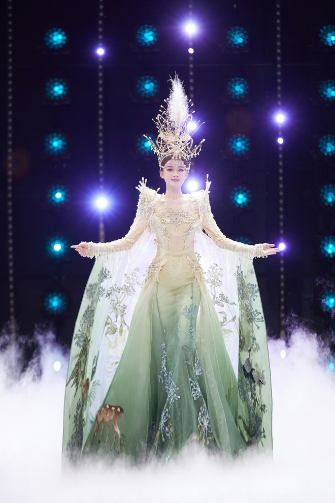 Mỹ nhân múa mở màn đại náo lễ trao giải với sắc vóc kinh diễm tựa tiên tử, chiếm spotlight của danh hiệu Nữ thần Kim Ưng - Ảnh 4.
