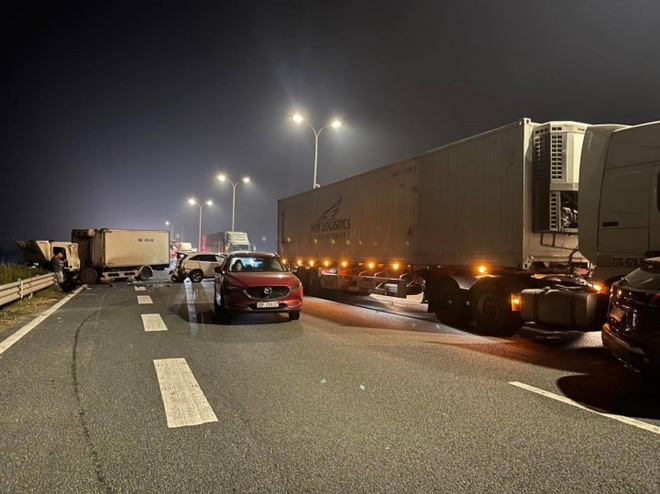 Hà Nội: 7 ô tô tông liên hoàn trong đêm trên cao tốc Pháp Vân - Cầu Giẽ - Ảnh 2.