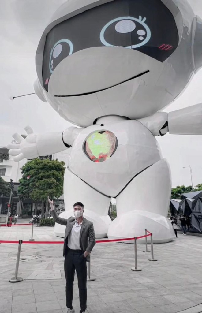 Giới trẻ TP.HCM đổ xô đến sống ảo với chú robot khổng lồ mới toanh trong khu đô thị ở thành phố Thủ Đức - Ảnh 11.