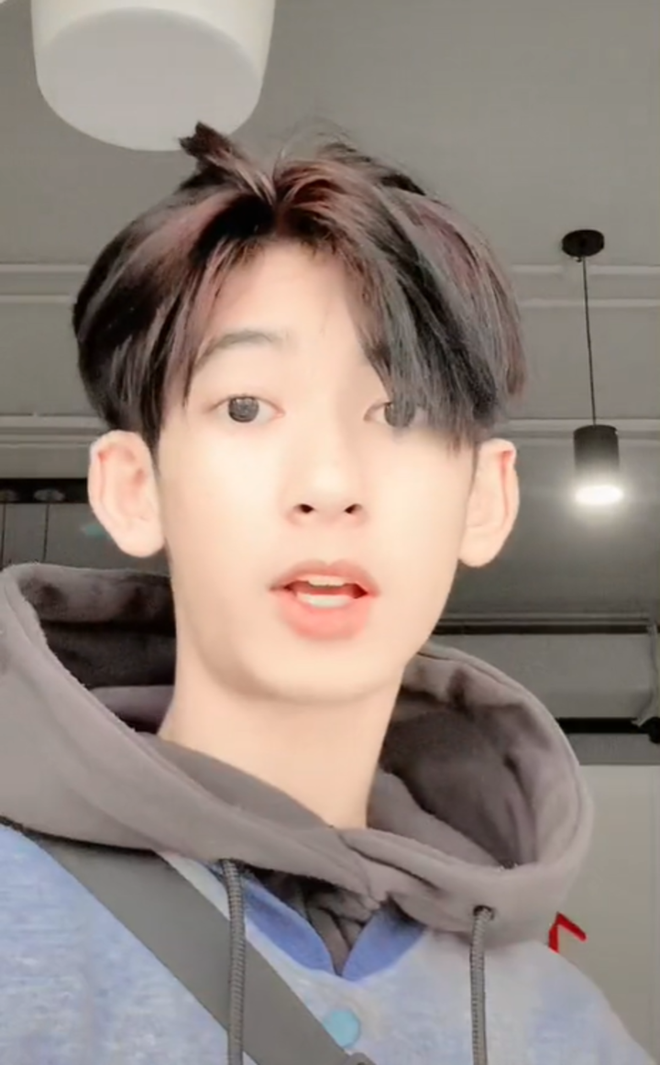 Cậu b&eacute; b&aacute;n h&agrave;ng rong n&oacute;i 16 thứ tiếng lột x&aacute;c kh&ocirc;ng ngờ sau 4 năm g&acirc;y b&atilde;o mạng - Ảnh 7.