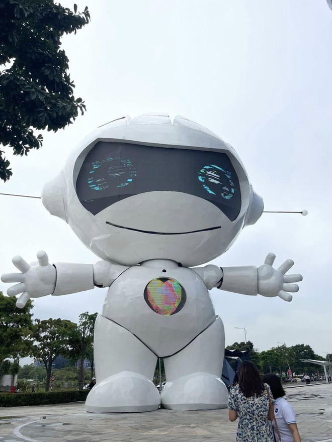 Giới trẻ TP.HCM đổ xô đến sống ảo với chú robot khổng lồ mới toanh trong khu đô thị ở thành phố Thủ Đức - Ảnh 2.
