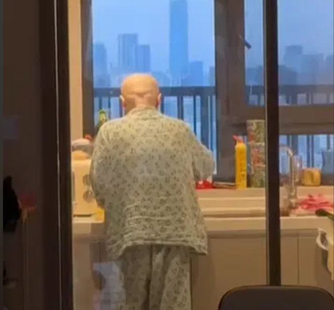 Ứa nước mắt với bữa ăn cuối c&ugrave;ng người mẹ ung thư cố nấu cho con - Ảnh 1.