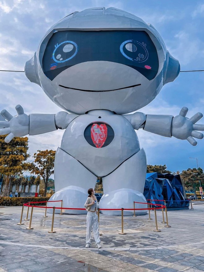 Giới trẻ TP.HCM đổ xô đến sống ảo với chú robot khổng lồ mới toanh trong khu đô thị ở thành phố Thủ Đức - Ảnh 10.