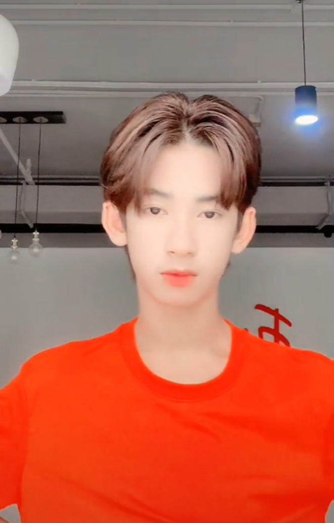 Cậu b&eacute; b&aacute;n h&agrave;ng rong n&oacute;i 16 thứ tiếng lột x&aacute;c kh&ocirc;ng ngờ sau 4 năm g&acirc;y b&atilde;o mạng - Ảnh 4.