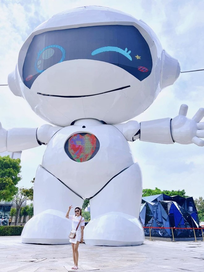 Giới trẻ TP.HCM đổ xô đến sống ảo với chú robot khổng lồ mới toanh trong khu đô thị ở thành phố Thủ Đức - Ảnh 6.