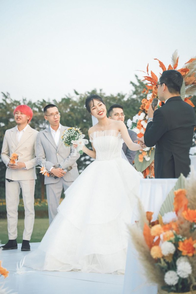 Đ&aacute;m cưới BLV Ho&agrave;ng Sơn (Li&ecirc;n Qu&acirc;n Mobile): Khung cảnh l&atilde;ng mạn dưới &aacute;nh ho&agrave;ng h&ocirc;n, đẹp tựa cổ t&iacute;ch - Ảnh 4.