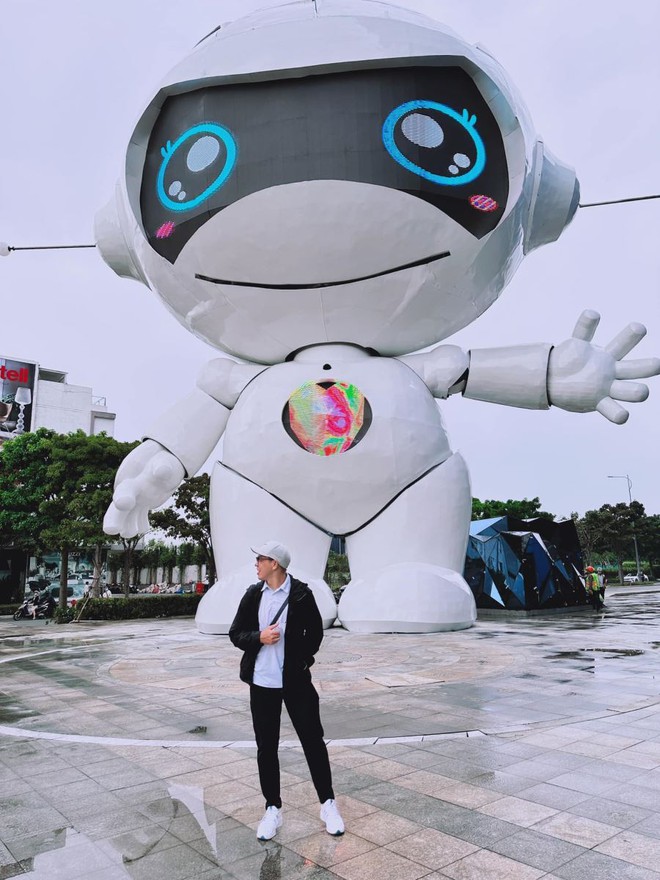 Giới trẻ TP.HCM đổ xô đến sống ảo với chú robot khổng lồ mới toanh trong khu đô thị ở thành phố Thủ Đức - Ảnh 4.