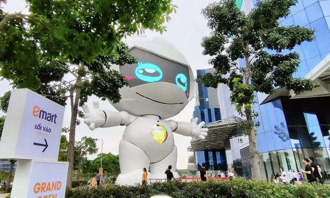 Giới trẻ TP.HCM đổ xô đến sống ảo với chú robot khổng lồ mới toanh trong khu đô thị ở thành phố Thủ Đức - Ảnh 3.