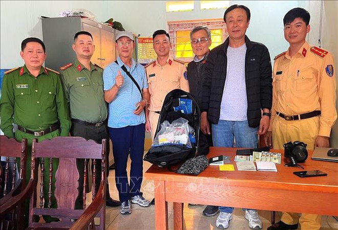 Trả lại t&agrave;i sản đ&aacute;nh rơi cho du kh&aacute;ch người H&agrave;n Quốc - Ảnh 1.