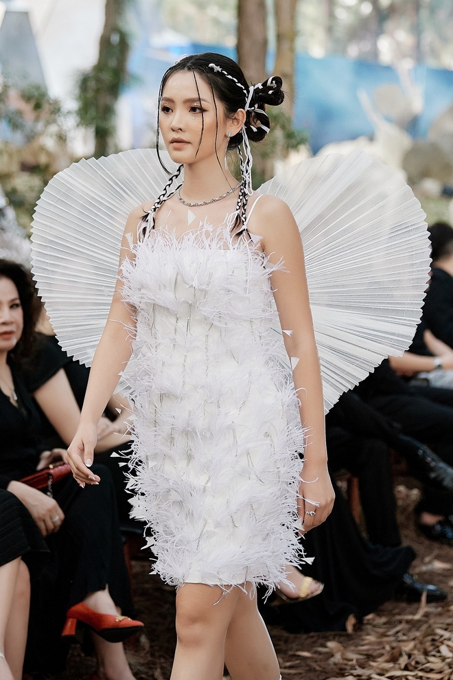Hoa hậu si&ecirc;u quốc gia 2013 mặc v&aacute;y 20kg, catwalk giữa rừng th&ocirc;ng - Ảnh 15.