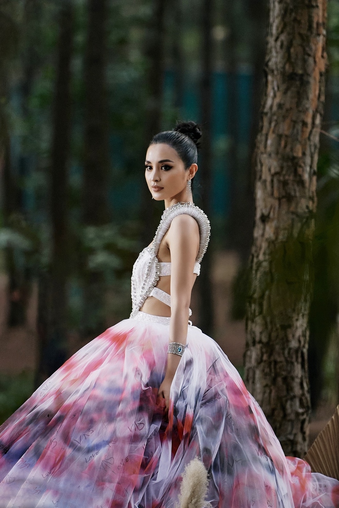 Hoa hậu si&ecirc;u quốc gia 2013 mặc v&aacute;y 20kg, catwalk giữa rừng th&ocirc;ng - Ảnh 5.