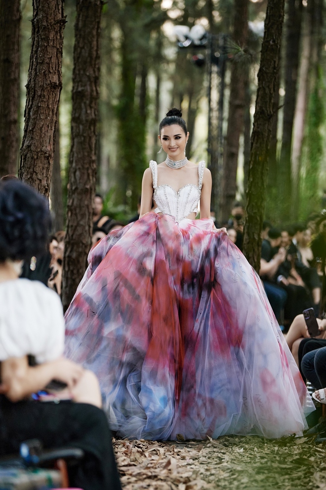 Hoa hậu si&ecirc;u quốc gia 2013 mặc v&aacute;y 20kg, catwalk giữa rừng th&ocirc;ng - Ảnh 4.
