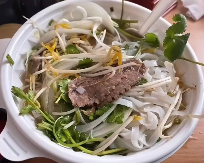 Dân mạng rần rần tranh cãi chuyện hàng quán Việt Nam ở nước ngoài làm sai lệch hết ẩm thực truyền thống - Ảnh 3.
