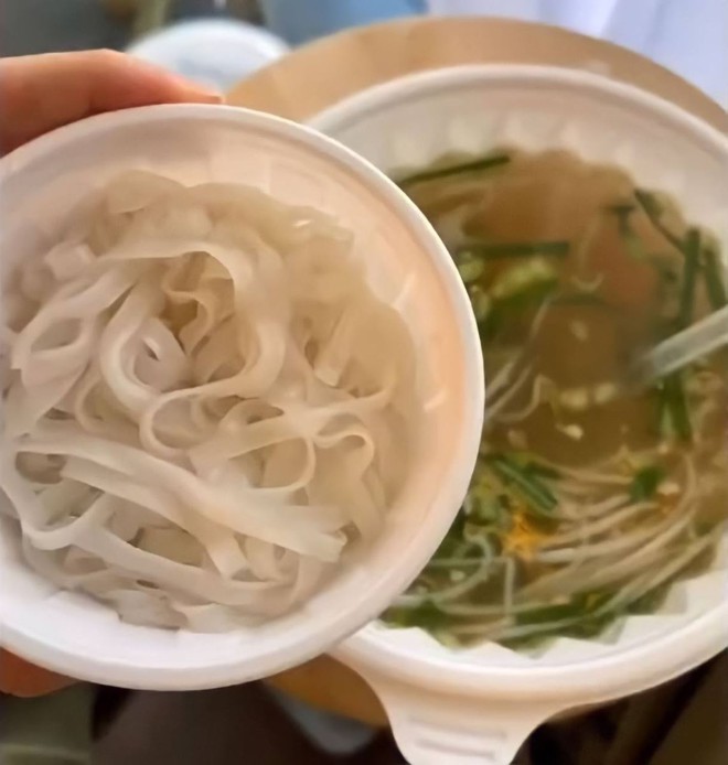 Dân mạng rần rần tranh cãi chuyện hàng quán Việt Nam ở nước ngoài làm sai lệch hết ẩm thực truyền thống - Ảnh 2.