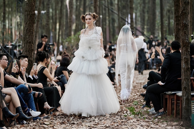 Hoa hậu si&ecirc;u quốc gia 2013 mặc v&aacute;y 20kg, catwalk giữa rừng th&ocirc;ng - Ảnh 11.