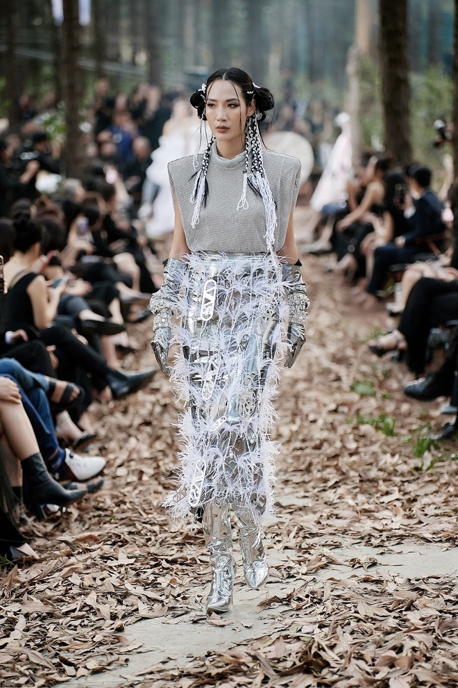 Hoa hậu si&ecirc;u quốc gia 2013 mặc v&aacute;y 20kg, catwalk giữa rừng th&ocirc;ng - Ảnh 10.