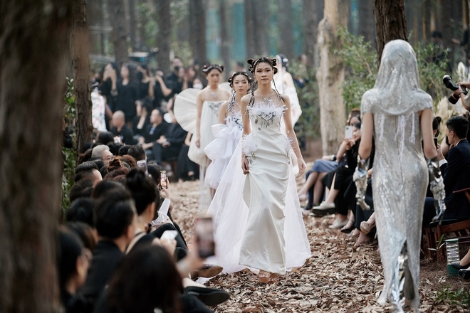 Hoa hậu si&ecirc;u quốc gia 2013 mặc v&aacute;y 20kg, catwalk giữa rừng th&ocirc;ng - Ảnh 9.