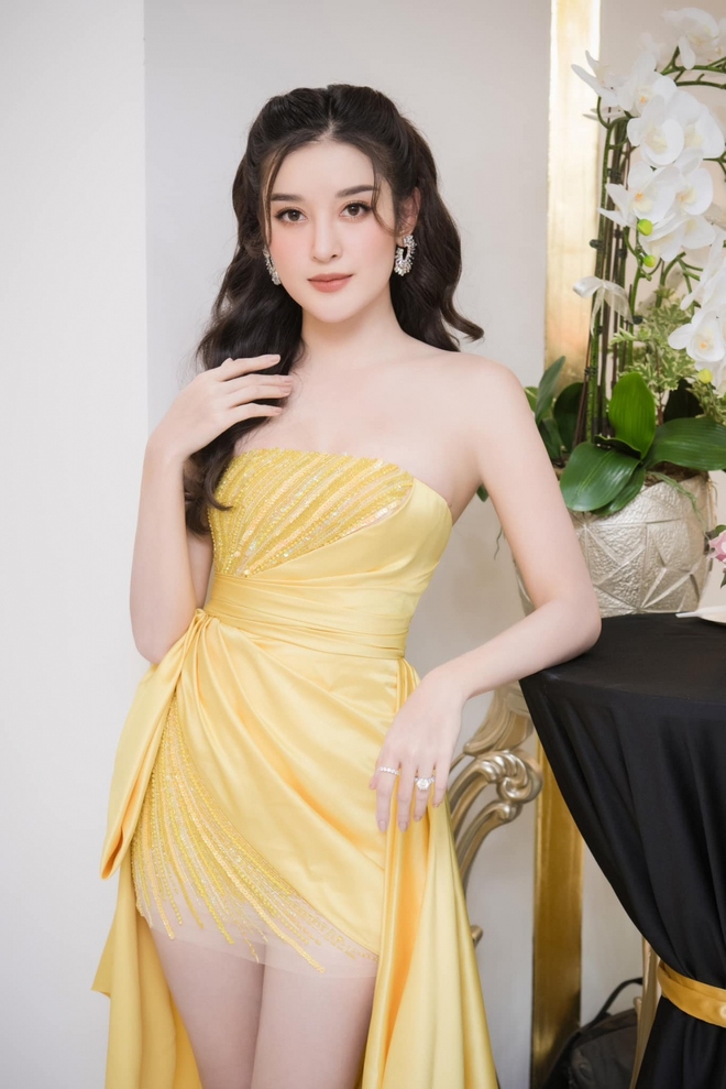 Vẻ đẹp ngọt ng&agrave;o của &Aacute; hậu Huyền My trong sắc v&agrave;ng quyến rũ - Ảnh 1.