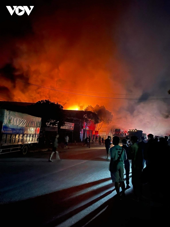 Cháy lớn ở Sơn La thiệt hại ước tính hàng chục tỷ đồng - Ảnh 4.