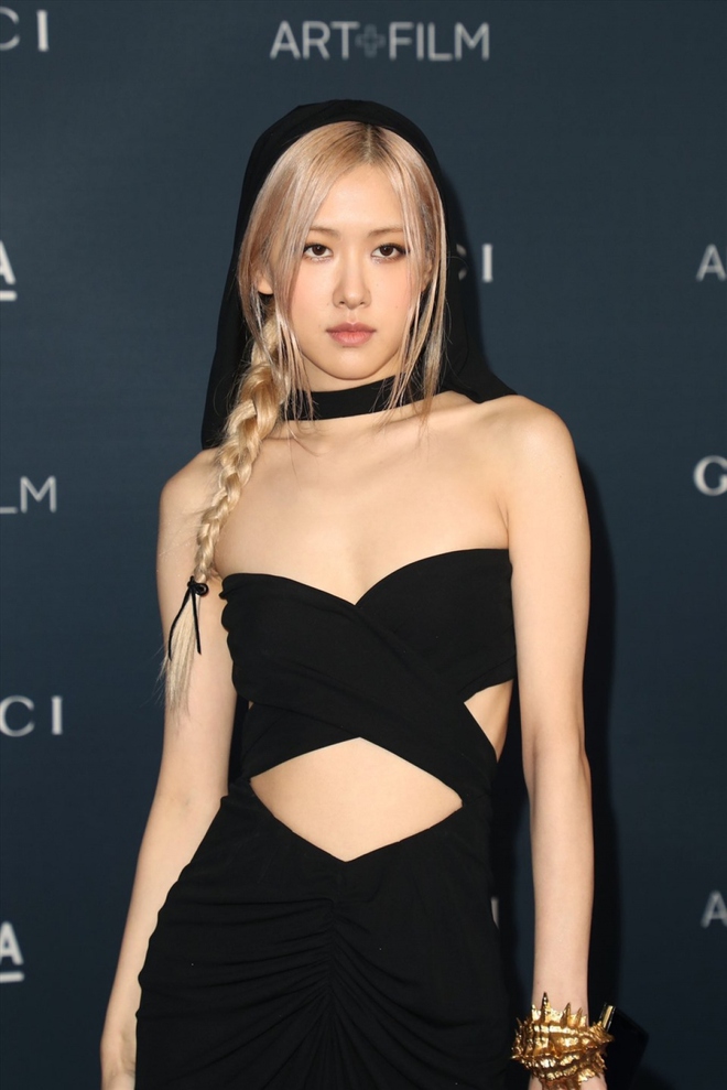 Ros&eacute; (BLACKPINK), Kendall Jenner hở bạo tr&ecirc;n thảm đỏ LACMA 2022 - Ảnh 4.