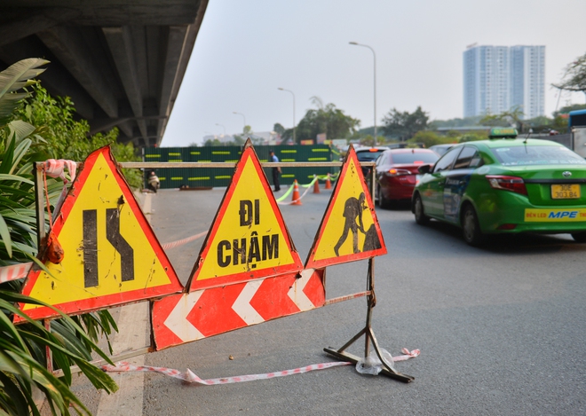 Ảnh: Lô cốt chiếm 2/3 đường Nguyễn Xiển, người dân chật vật vượt ùn tắc - Ảnh 10.