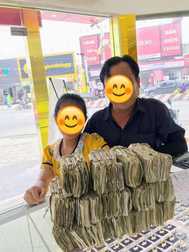 Bé gái mang 2kg tiền lẻ để dành trong thời gian dài đi mua vàng tặng bố mẹ - Ảnh 1.