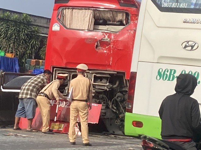 Đầu xe giường nằm vỡ toác sau cú tông, hàng chục hành khách la hét - Ảnh 5.