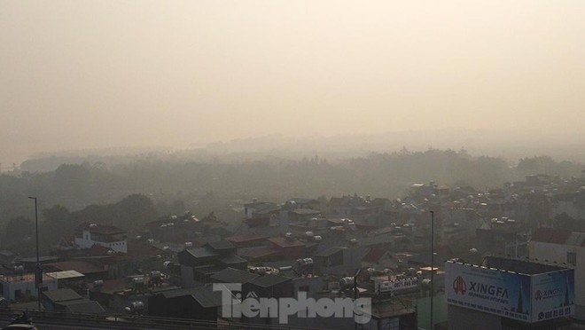 Bầu trời Hà Nội mù mịt trong sương mù và bụi mịn do ô nhiễm không khí buổi sáng sớm - Ảnh 9.