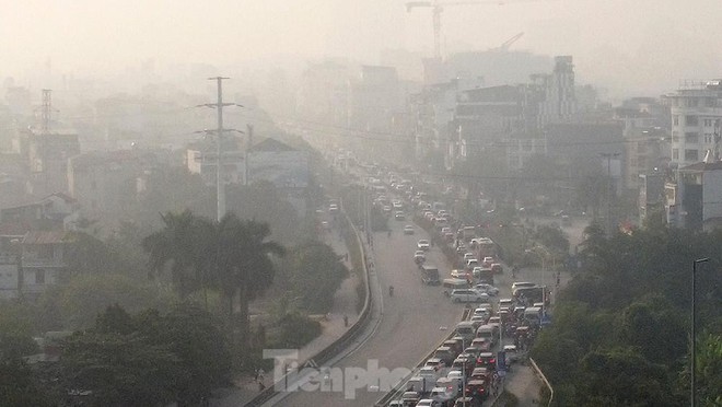 Bầu trời Hà Nội mù mịt trong sương mù và bụi mịn do ô nhiễm không khí buổi sáng sớm - Ảnh 8.