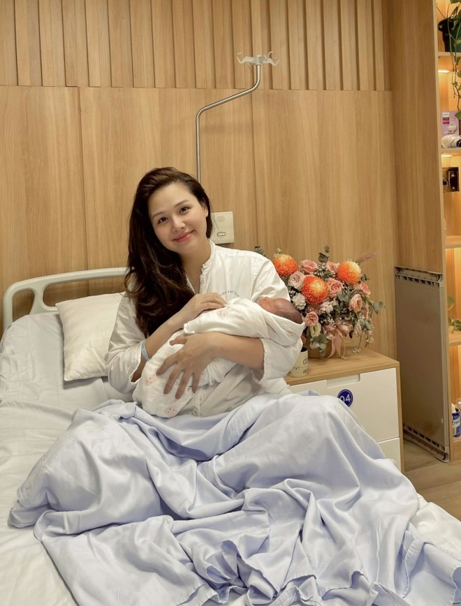 9 mỹ nh&acirc;n Việt g&acirc;y sốt bởi nhan sắc trong ph&ograve;ng sinh: Phanh Lee khoe mặt mộc, ngọc nữ g&acirc;y ch&uacute; &yacute; - Ảnh 2.