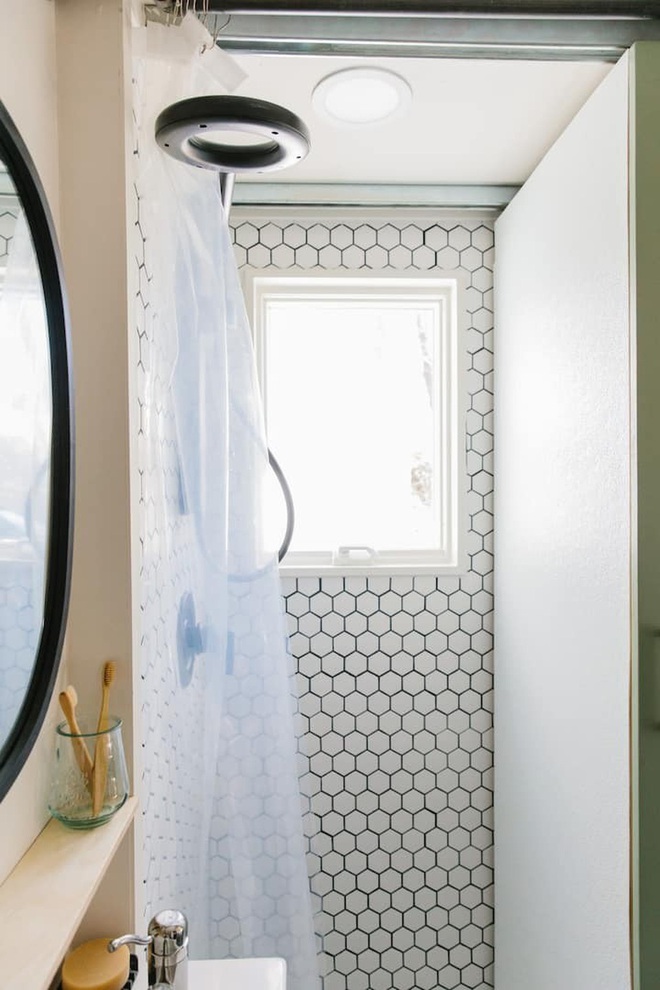 Độ container th&agrave;nh nh&agrave; với tiện nghi bất ngờ: B&ecirc;n trong đẹp như homestay - Ảnh 10.