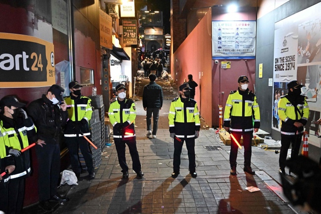 Cảnh sát Hàn Quốc đột kích 55 địa điểm liên quan đến thảm kịch Halloween - Ảnh 1.