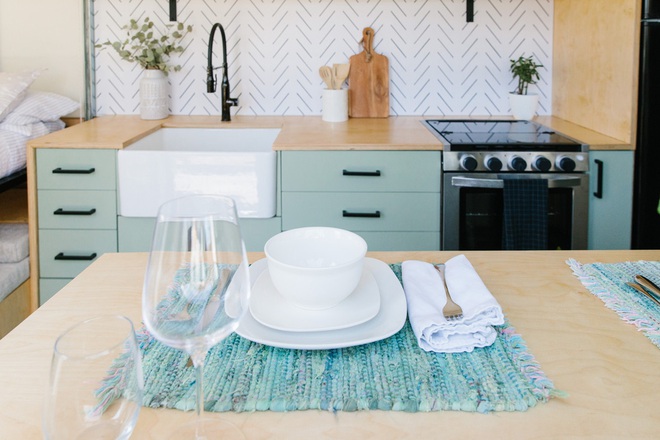 Độ container th&agrave;nh nh&agrave; với tiện nghi bất ngờ: B&ecirc;n trong đẹp như homestay - Ảnh 8.