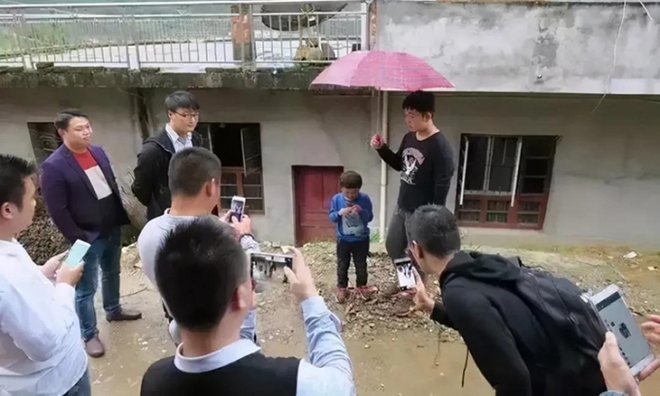 Cậu b&eacute; từng được mệnh danh l&agrave; tiểu Jack Ma: Hết thời bị &ocirc;ng chủ bỏ rơi phải về qu&ecirc;, 14 tuổi chưa biết l&agrave;m To&aacute;n - Ảnh 4.