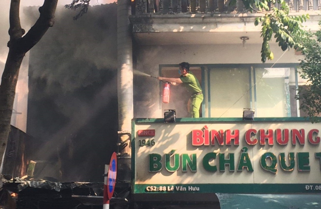 Cháy tại quán bún chả trên phố Lê Văn Hưu, Hà Nội - Ảnh 1.