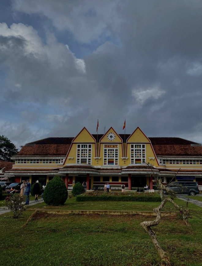 Train stations in Vietnam are as beautiful as in the movies, some even become famous tourist destinations - Photo 10.