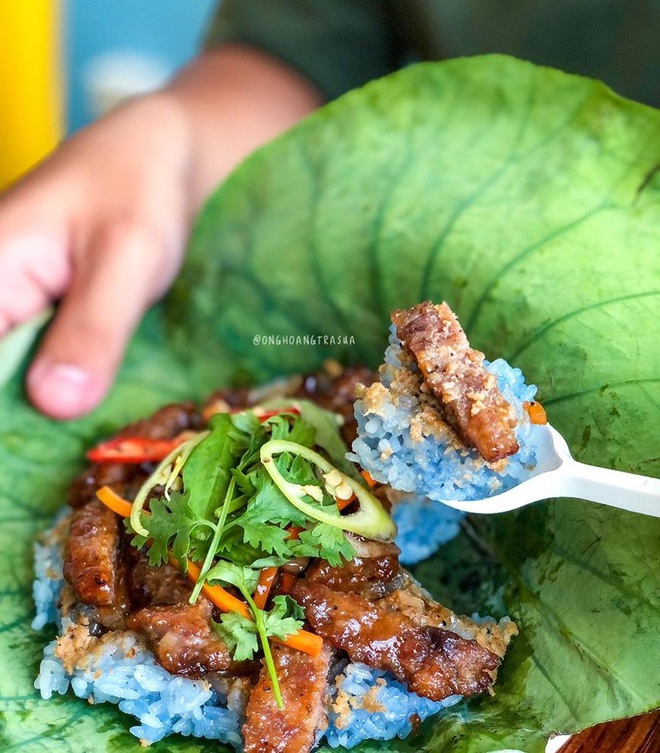 In addition to Tan Binh sticky rice with "sizzling sauce", Ho Chi Minh City also has 3 rows of equally delicious lotus leaf sticky rice for those who are afraid to queue - Photo 2.