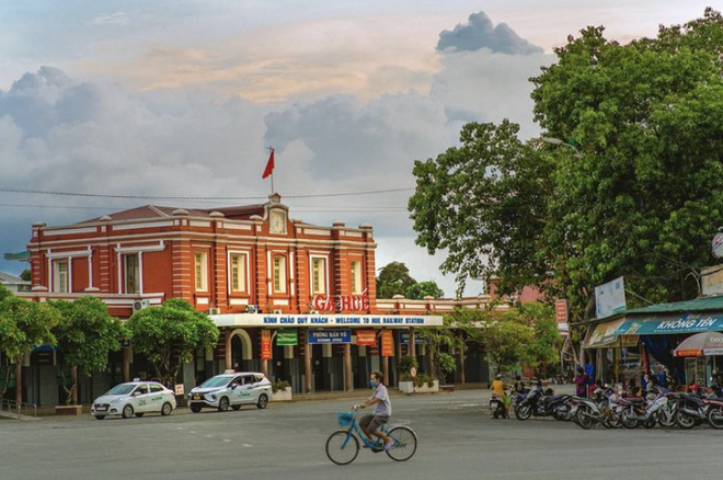 Train stations in Vietnam are as beautiful as in the movies, some even become famous tourist destinations - Photo 2.