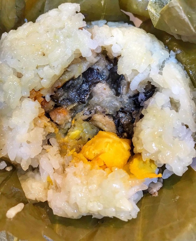 In addition to Tan Binh sticky rice with "sizzling sauce", Ho Chi Minh City also has 3 rows of equally delicious lotus leaf sticky rice for those who are afraid to queue - Photo 8.