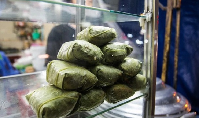 In addition to Tan Binh sticky rice with "sizzling sauce", Ho Chi Minh City also has 3 equally delicious rows of lotus leaf sticky rice for those who are afraid to queue - Photo 7.