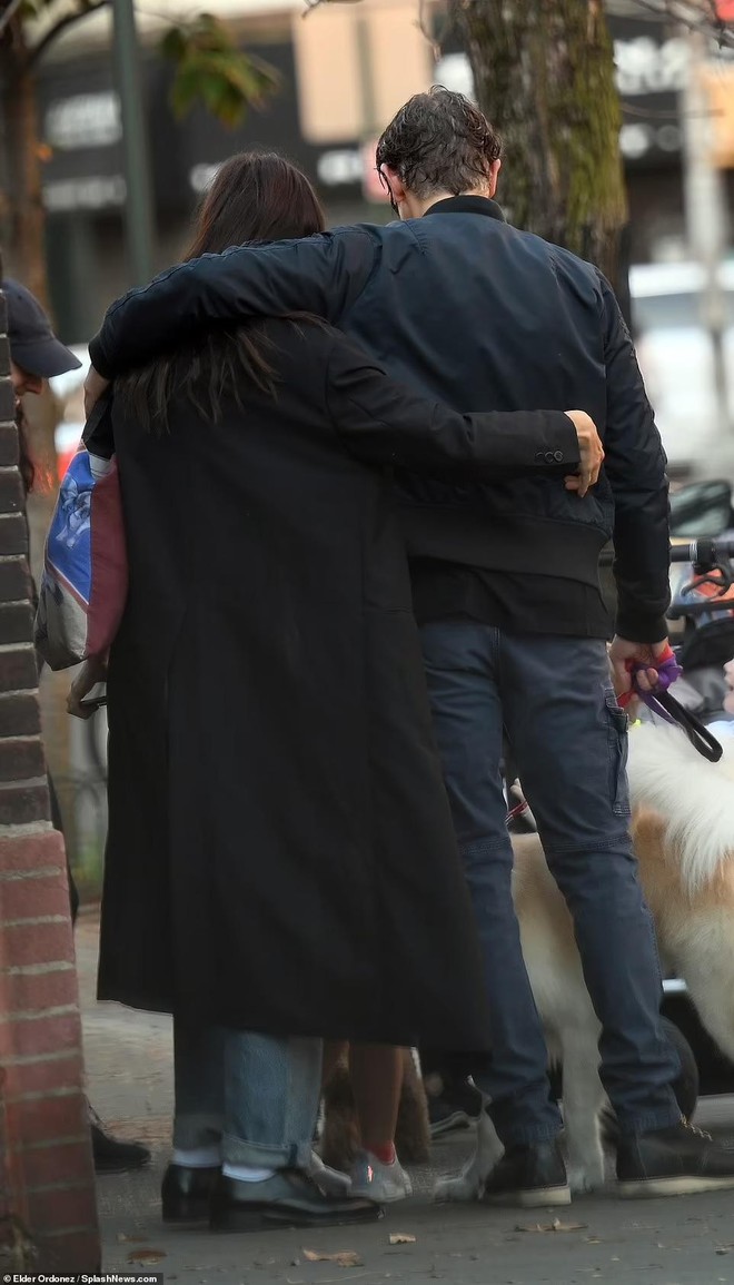 Irina Shayk và Bradley Cooper ôm ấp sau 3 năm đường ai nấy đi - Ảnh 3.