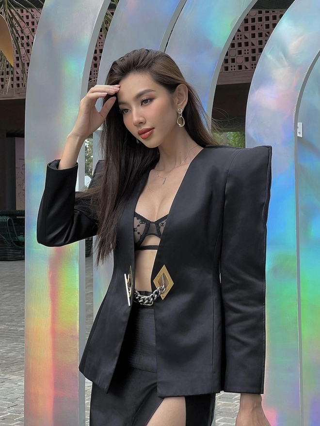 Hoa hậu Thùy Tiên diện đồ hở bạo lộ nội y nóng bỏng - Ảnh 2.