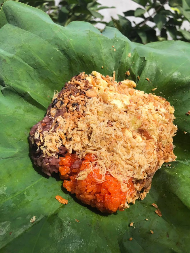 In addition to Tan Binh sticky rice with "sizzling sauce", Ho Chi Minh City also has 3 rows of equally delicious lotus leaf sticky rice for those who are afraid to queue - Photo 5.