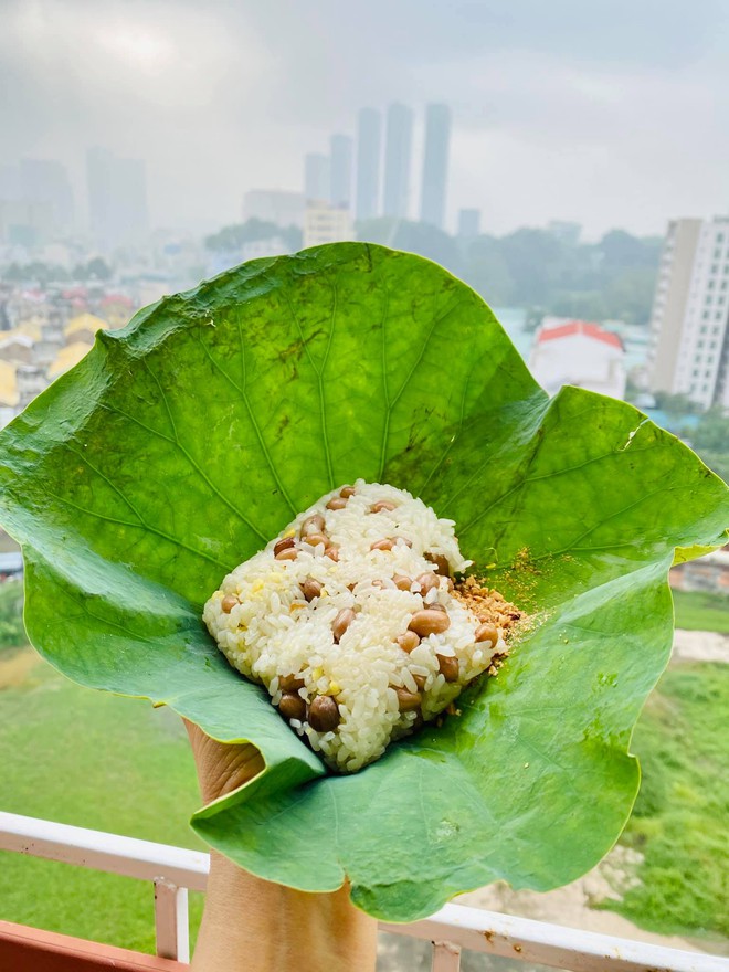 In addition to Tan Binh sticky rice with "sizzling sauce", Ho Chi Minh City also has 3 rows of equally delicious lotus leaf sticky rice for those who are afraid to queue - Photo 5.