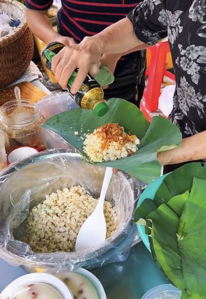 In addition to Tan Binh sticky rice with "sizzling sauce", Ho Chi Minh City also has 3 rows of equally delicious lotus leaf sticky rice for those who are afraid to queue - Photo 4.